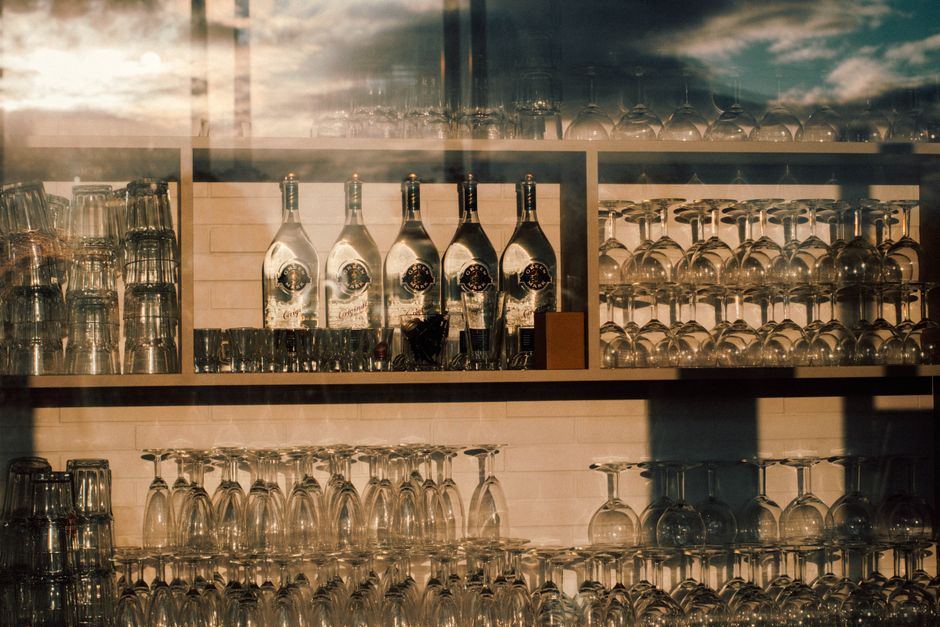 Mesa de barra con tablas de quesos y copas de vino a media luz
